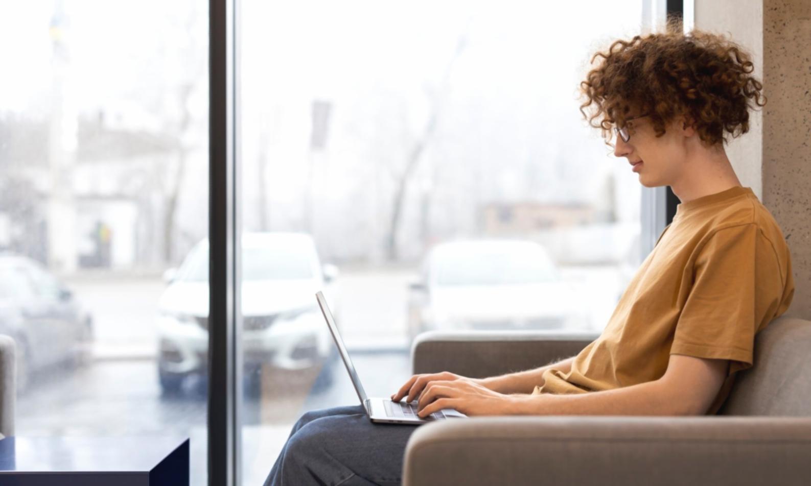 Современный офис Drovenia с рабочими местами финансовых консультантов